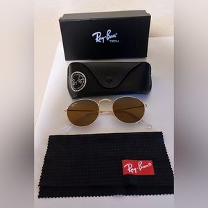 Ray Ban sunglasses round metal gold frame, case, box, and wipe